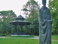 Paviljon Tuškanac. Spomenik Vladimiru Nazoru